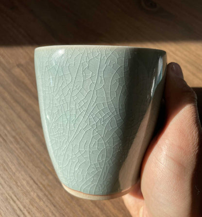 Mug bleu en argile craquelé